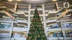 Pohon Natal Raksasa di Mall Taman Anggrek, Jakarta, Senin (21/12/2020). Mengangkat tema “Christmas Merry and Bright”,  dalam kondisi pandemi Covid-19, Mal Taman Anggrek tetap mendekor interior mal. (Liputan6.com/Faizal Fanani)