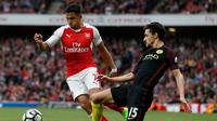 Jesus Navas bermain sebagai bek kanan Manchester City saat melawan Arsenal di Stadion Emirates, London, Minggu (2/4/2017). (AFP/Ian Kington)