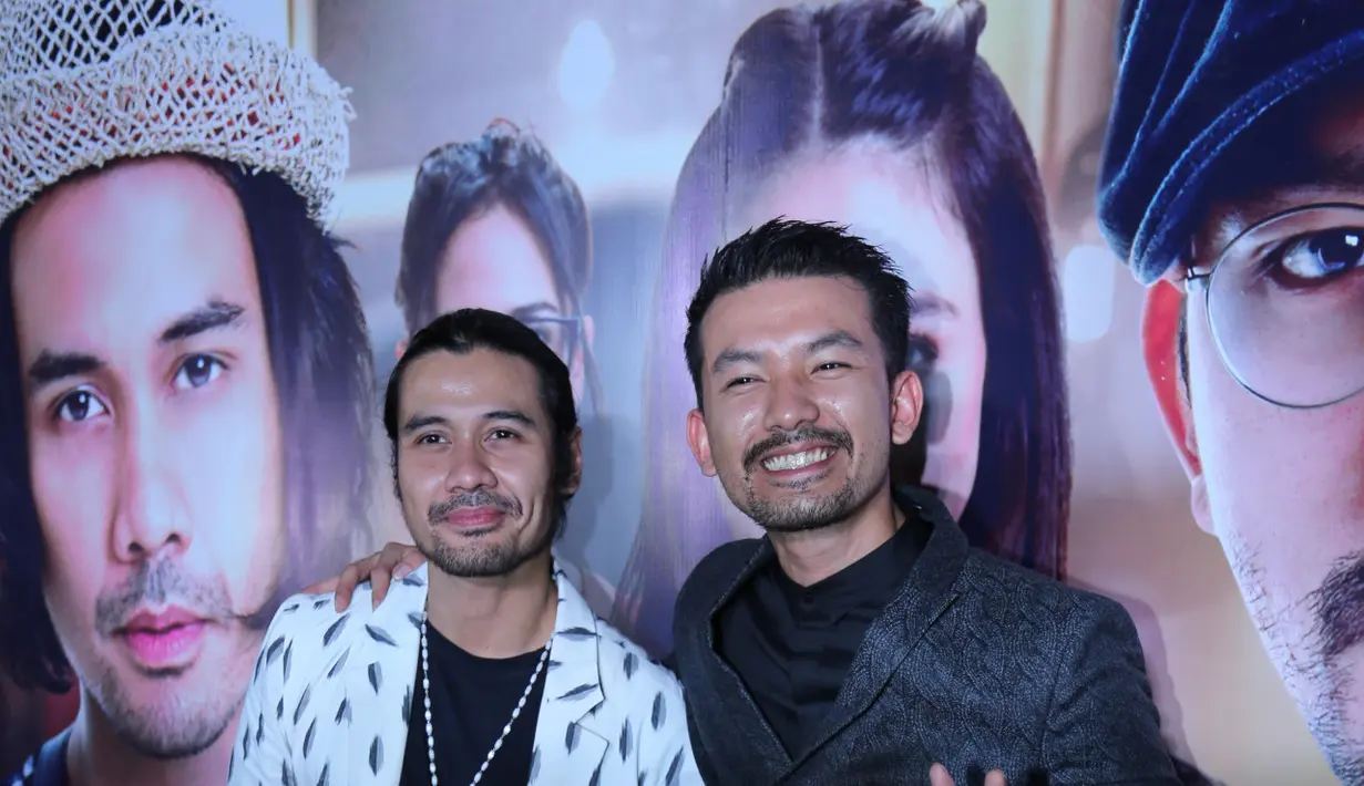 Tak hanya berperan sebagai pemain, Chicco dan Rio juga menjadi produser di film Filosofi Kopi 2: Ben & Jodi, bekerja sama dengan Angga Dwimas Sasongko. Hal ini juga sudah mereka lakukan di Filosofi Kopi pertama dan Bukaan 8. (Adrian Putra/Bintang.com)