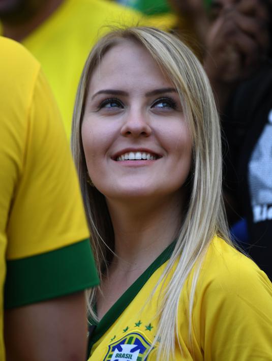 Fans cantik Brasil hadir memberikan dukungan saat semifinal sepak bola antara Brasil melawan Honduras pada ajang Olimpiade Rio 2016 di Stadion Maracana, Rio de Janeiro, Brasil, (17/8/2016). (AFP/Martin Bernetti)
