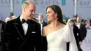 <p>Pangeran William dan Kate Middleton dalam balutan busana rancangan Alexander McQueen. Foto: Glamour.</p>