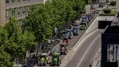 Para petani mengemudikan traktor mereka selama protes di jalan-jalan Madrid, Spanyol, Rabu (5/7/2023). (AP Photo/Manu Fernandez)