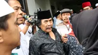 Jaja Miharja berkunjung ke rumah Mpok Nori di kawasan  Bambu Apus, Jakarta Timur, Jumat (3/4/2015). Sejumlah artis mendatangi rumah Mpok Nori setelah mendengar meninggalnya  komedian senior tersebut. (Liputan6.com/Helmi Afandi)