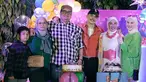 Begini momen pesta ulang tahun Susanti Arifin yang dirayakan bersama dengan keluarga. Terlihat Irish Bella bersama dengan adiknya turut memeriahkan acara ulang tahun ibundanya tersebut. Sesuai dengan tema back to 80's, penampilan Irish pun tampul mencuri perhatian. (Liputan6.com/IG/@_irishbella_)