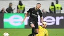 Gelandang Chelsea, Jorginho melanggar Mijat Gacinovic pada leg 1, semifinal Liga Europa yang berlangsung di Stadion Commerzbank Arena, Frankfurt, Jumat (3/5). Chelsea imbang 1-1 kontra Eintracht Frankfurt. (AFP/Arne Dedert)