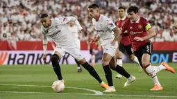 Bek Manchester United, Harry Maguire, berusaha mengejar pemain Sevilla, Youssef En-Nesyri, pada leg kedua perempat final di Ramon Sanchez Pizjuan, Jumat (21/4/2023). Bek Timnas Inggris itu berniat ingin mengoper bola ke rekannya. Namun pemain Sevilla dengan cerdik memotongnya dan berbuah gol lewat kaki Youssef En-Nesyri. (AFP/Cristina Quicler)
