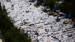 Ribuan jemaah haji melakukan sujud saat salat zuhur di luar masjid Namirah di Kota Arafah, Arab Saudi (31/8). Menurut hikayat setempat, masjid ini merupakan salah satu saksi pertama kali Rasulullah melaksanakan ibadah haji. (AP Photo / Khalil Hamra)