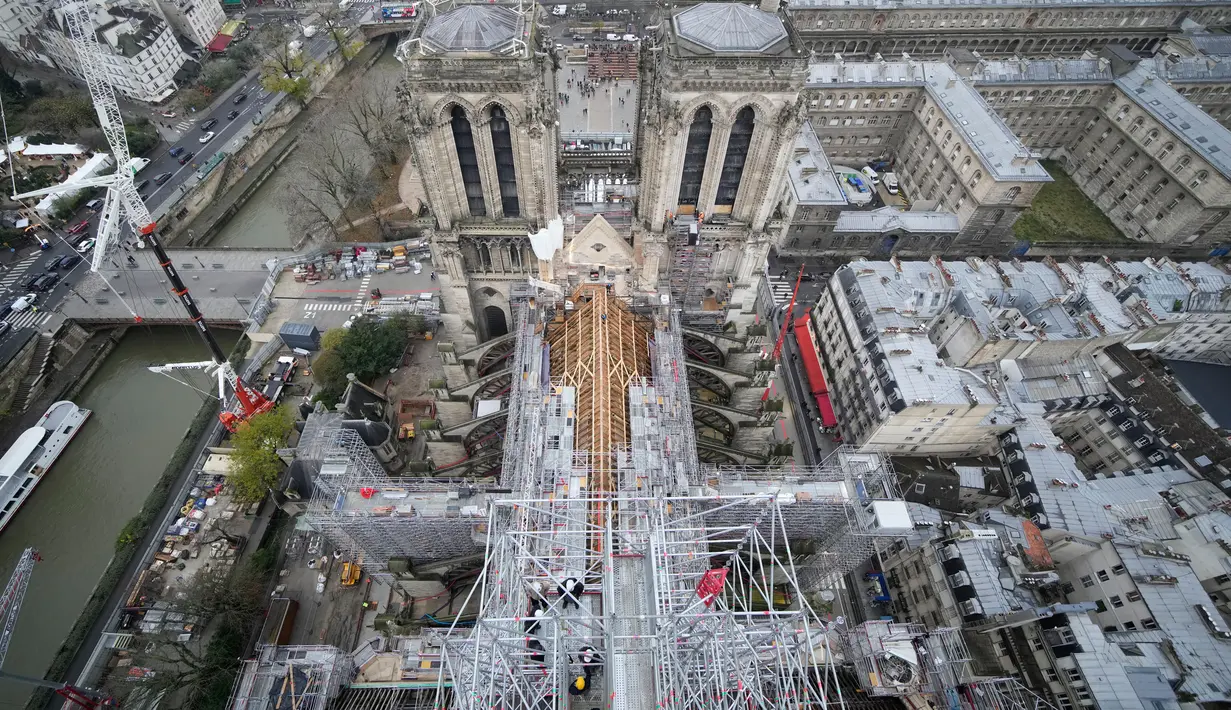 Katedral Notre Dame de Paris digambarkan dari puncak menara di Paris, Prancis, Jumat (8/12/2023). Katedral Notre Dame Paris diperkirakan akan kembali dibuka untuk pengunjung dan umat Katolik pada akhir tahun 2024 setelah kebakaran hebat yang melanda atap gedung pada 15 April 2019. (AP Photo/Christophe Ena, Pool)