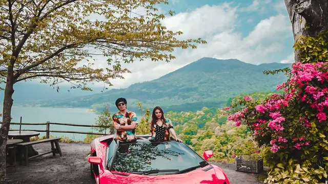 7 Potret Aurel Hermansyah dan Atta Halilintar di Bali, Mobil Mewahnya Jadi Sorotan