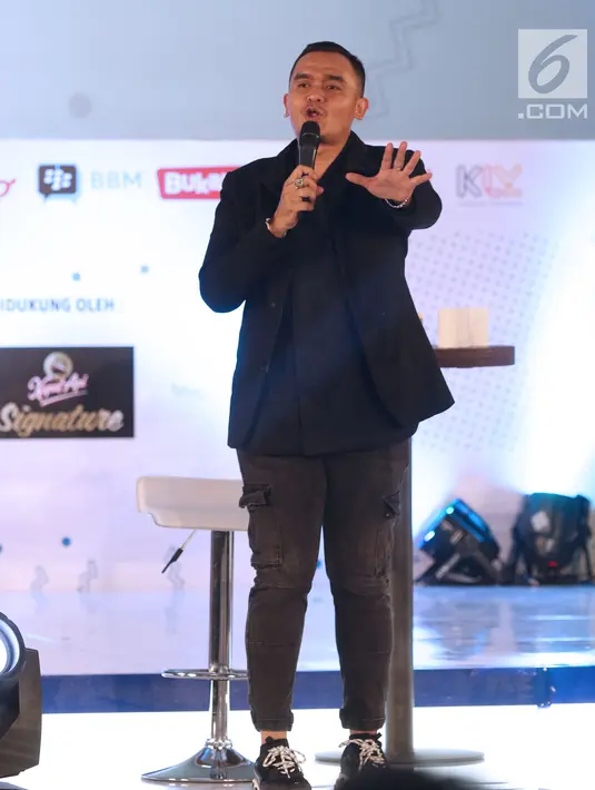 Komentator olahraga, Valentino Simanjuntak saat berbagi pengalaman kepada peserta EGTC 2018 di Graha Sanusi Hardjadinata, Universitas Padjajdaran, Bandung, Kamis (6/12). Valentino Simanjuntak juga memberi motivasi. (Liputan6.com/Helmi Fithriansyah)