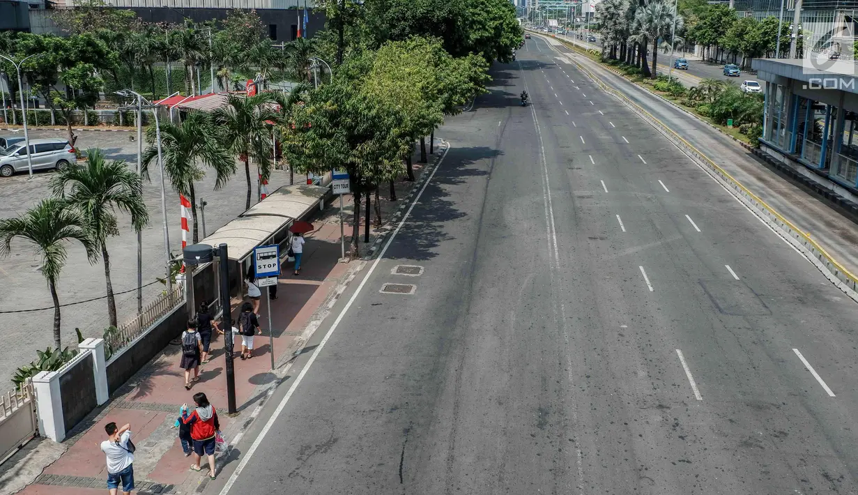 Kondisi lalu lintas di kawasan Jalan Thamrin, Jakarta, Sabtu (1/6/2019). Sejumlah ruas jalan rawan macet di Ibu Kota saat ini terpantau lengang dan lancar. (Liputan6.com/Faizal Fanani)