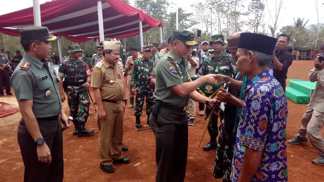 Pangdam III Siliwangi Mayor Jenderal Besar Harto Karyawan memberikan penghargaan bagi warga desa Pancasura dalam keterlibatan mereka saat TMMD ke-103 di Garut