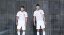 Dua penggawa Timnas Indonesia, Marc Klok (kiri) dan Ivar Jenner memperagakan jersey tandang Timnas Indonesia produksi jenama dalam negeri Erspo dalam acara launching jersey anyar Timnas Indonesia di Bengkel Space, SCBD, Jakarta, Senin (18/3/2024) petang WIB. (Bola.com/Abdul Aziz)