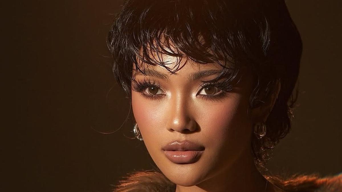 Penampilan Glamor Marion Jola dengan Gaya Rambut Pendek Pixie Cut