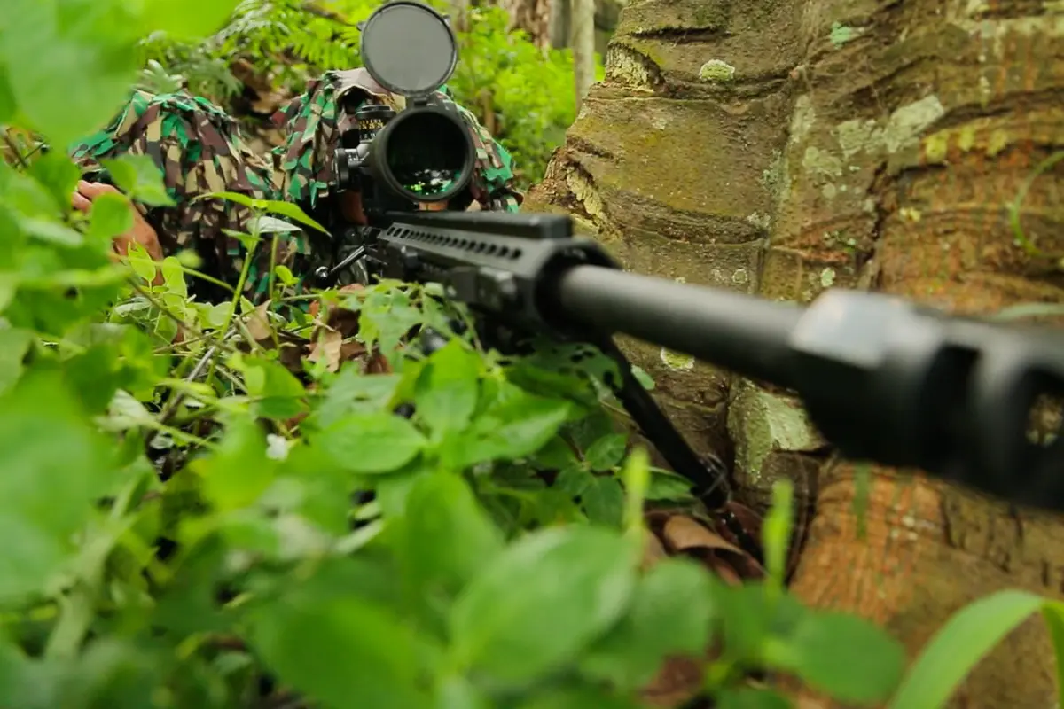 Sniper TNI membidik musuh