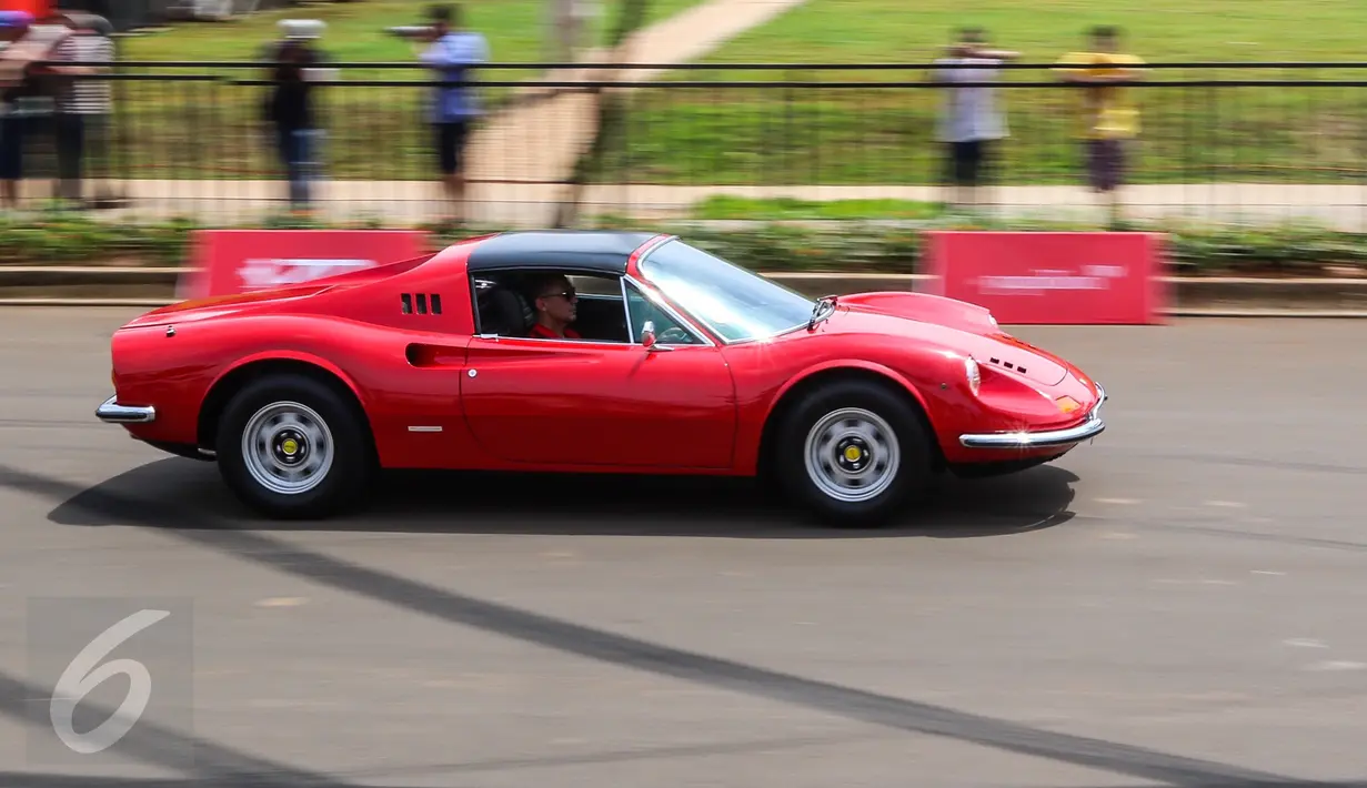 Pembalap memacu mobil Ferrari klasik saat mengikuti Ferrari Festival of Speed di BSD City, Tangerang Selatan, Minggu (23/04). Acara ini diselenggarakan dalam rangka memperingati ulang tahun Ferrari yang ke-70. (Liputan6.com/Fery Pradolo)