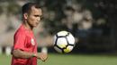 Pemain Persija Jakarta, Riko Simanjuntak, saat mengikuti sesi latihan jelang laga Liga 1 di Lapangan Sutasoma, Jakarta, Jumat (07/12). Persija akan berhadapan dengan Mitra Kukar. (Bola.com/M Iqbal Ichsan)