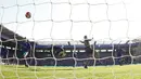 Proses terjadinya gol yang dicetak penyerang Arsenal, Alexis Sanchez ke gawang Leicester pada laga Liga Inggris di Stadion King Power, Inggris, Sabtu (26/9/2015). (Action Images via Reuters/Craig Brough)