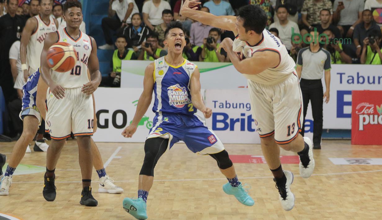 Teriakan pemain Satria Muda, Hardianus setelah pemain Pelita Jaya, Ponsianus Indrawan gagal mencetak poin pada Final IBL 2018 di GOR Sumantri Brojonegoro, Jakarta, Minggu (22/4/2018). Satria Muda menang 69-64. (Bola.com/Nick Hanoatubun)