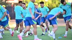 Pelatih Brasil, Dorival Junior (tengah) mengawasi para pemainnya dalam sesi latihan sehari sebelum pertandingan perempat final Copa America 2024 melawan Uruguay di Las Vegas, Nevada, pada 5 Juli 2024. (Frederic J. BROWN/AFP)