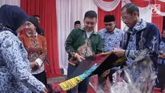 Kepala Departemen Komunikasi Perusahaan Semen Indonesia Sigit Wahono (tengah) bersama Bupati Magetan Suprawoto (kanan) mengamati batik ciprat karya siswa SMA/SMK/MA yang dipamerkan dalam acara #MembangunKemandirian di SMAN 1 Magetan Jawa Timur (2/5/2019). (Liputan6.com/HO/Eko)