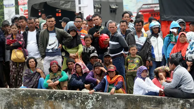 Keluarga Korban Kapal Tenggelam di Danau Toba