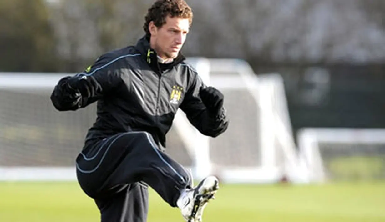 Manchester City's Elano attends a training session at their Carrington training ground ,Manchester, on December 2, 2008, on the eve their UEFA Cup group A match against Paris Saint-Germain. AFP PHOTO/ANDREW YATES
