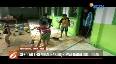 Siswa SD di Trenggalek ini gagal ikuti ujian tengah semester, lantaran sekolah mereka kotor oleh sisa lumpur akibat diterjang banjir.