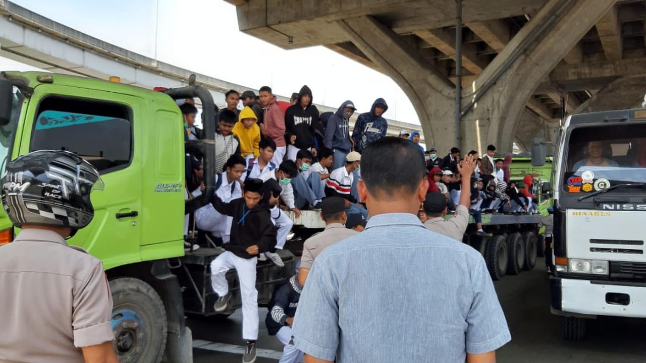 Polisi Temukan Truk Trailer Angkut Ratusan Pelajar di Jakarta Utara
