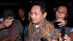Setelah diperiksa penyidik Kejagung selama 10 jam, Udar Pristono diberangkatkan ke Rutan Salemba Cabang Kejaksaan Agung, Jakarta, (17/9/14). (Liputan6.com/Johan Tallo)