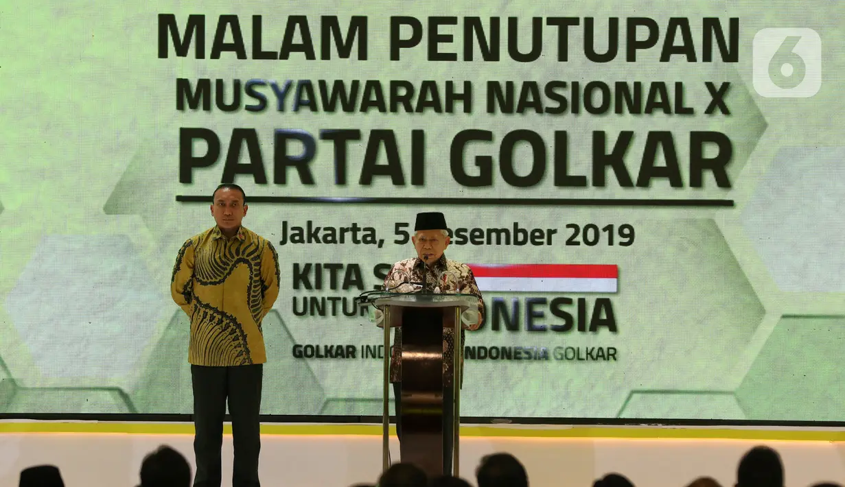 Wakil Presiden Ma'ruf Amin (kanan) memberikan sambutan saat penutupan Munas X Partai Golkar di Jakarta, Kamis (5/12/2019). Airlangga Hartarto terpilih kembali sebagai ketua umum Partai Golkar Periode 2019-2024 secara aklamasi. (Liputan6.com/Johan Tallo)