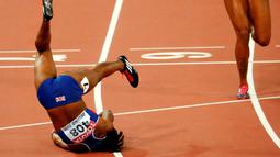Sprinter Inggris, Tiffany Porter, terjatuh setelah melewati garis finis lari gawang 100m putri Kejuaraan Dunia Atletik 2015 di Stadion Nasional, Beijing, Tiongkok. (28/8/2015). (Reuters/David Gray)