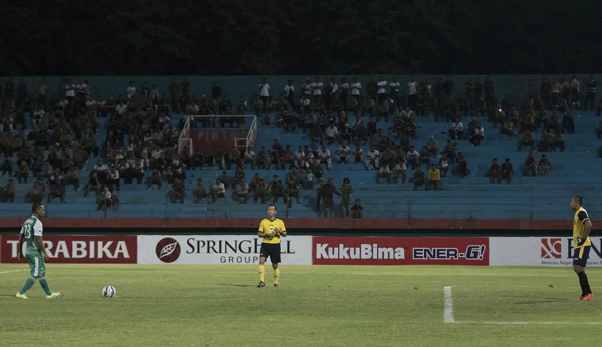 Pemain PS TNI, Wawan Febrianto, bersiap melakukan penalti pada laga Piala Jenderal Sudirman melawan PBFC di Gelora Delta Sidoarjo, Jawa Timur, Rabu (18/11/2015). (Bola.com/Vitalis Yogi Trisna)
