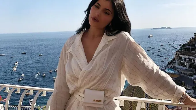 Hanya Muat untuk Kartu Kredit, Harga Tas Pinggang Kylie Jenner Mencengangkan