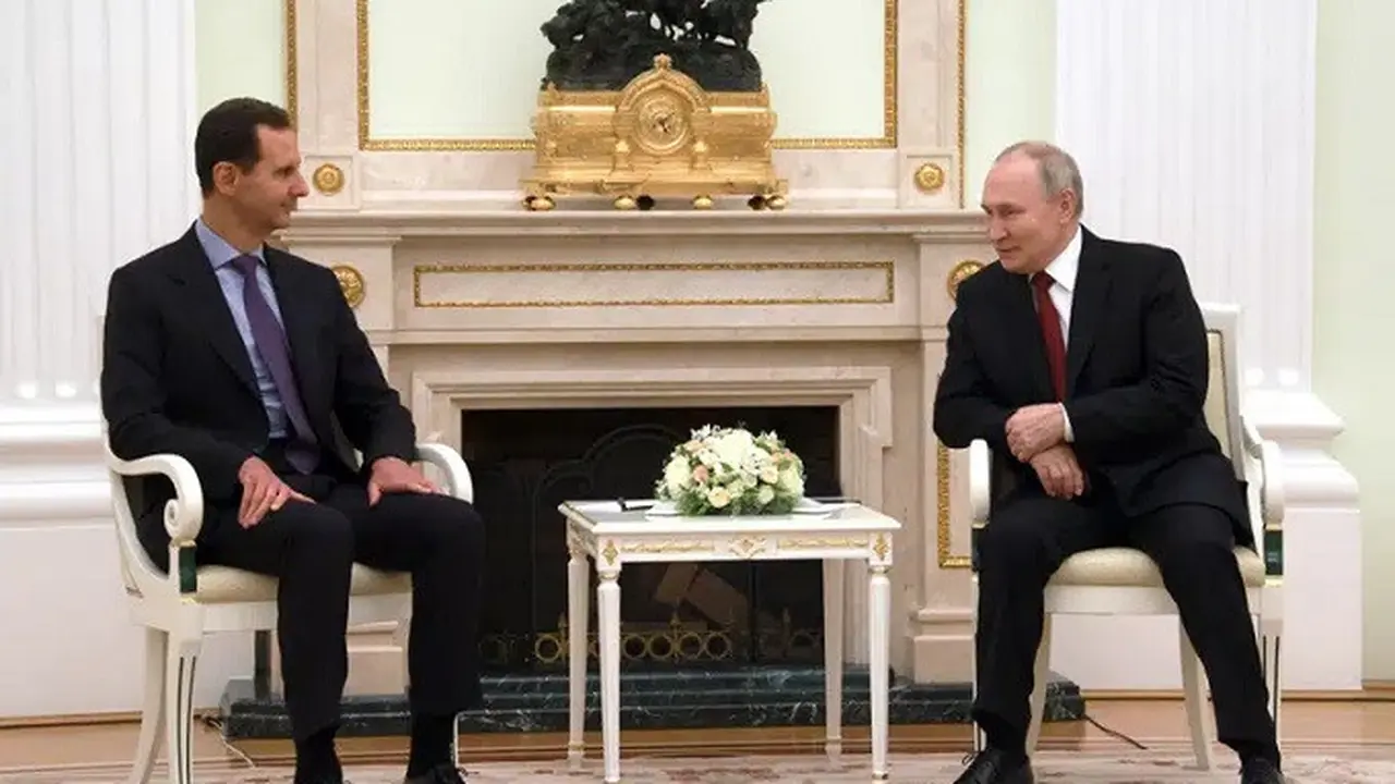 Presiden Suriah Bashar Al-Assad saat bertemu Presiden Vladimir Putin di Moskow, Rusia, pada Rabu (15/3/2023). (Dok. Kremlin via AP)
