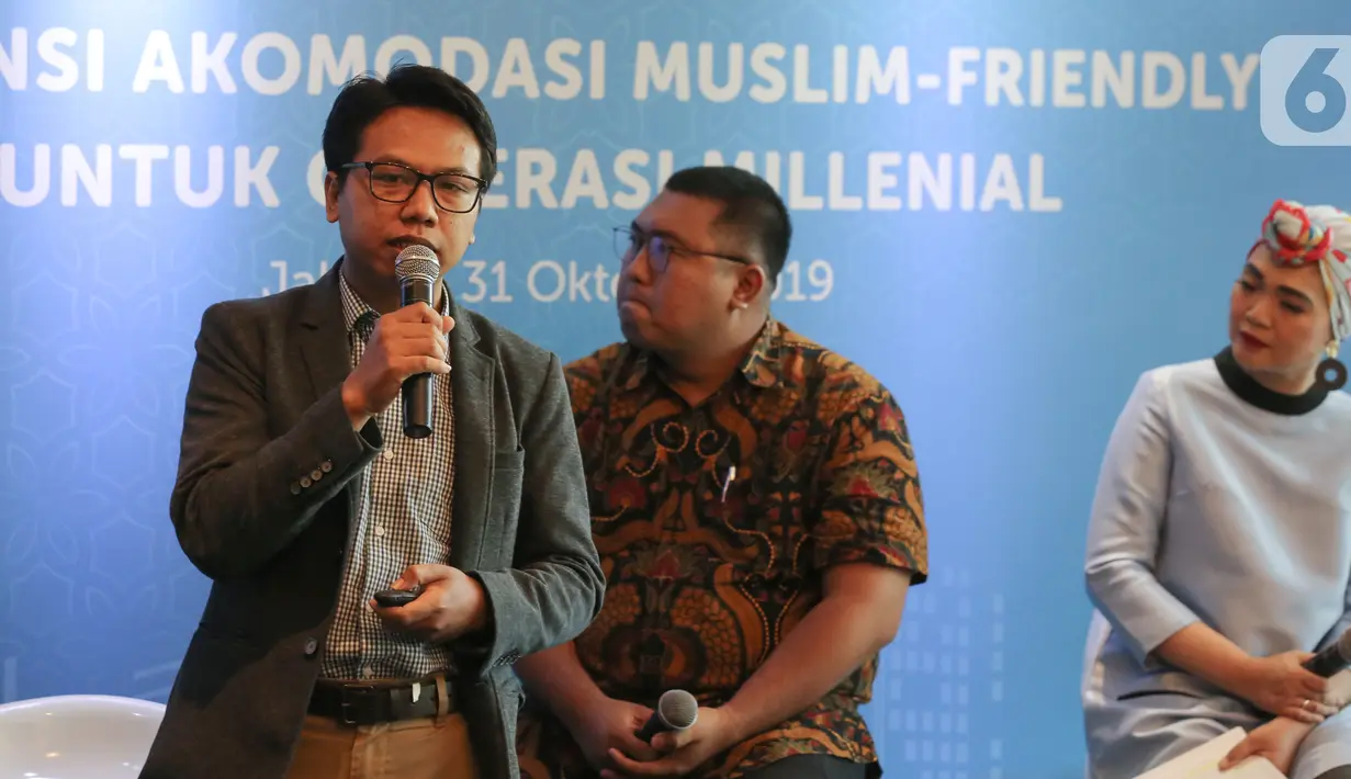Peneliti Alvara Research Center Lilik Purwandi memberikan paparan pada media briefing Potensi Akomodasi Muslim Friendly untuk Generasi Milenial di Jakarta, Kamis (31/10/2019). Data GMTI menunjukkan, wisatawan muslim dunia diprediksi tumbuh 27 persen per tahun. (Liputan6.com/Fery Pradolo)