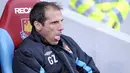 Ekspresi manajer West Ham United, Gianfranco Zola di sela-sela laga EPL melawan Burnley di Upton Park, 28 November  2009. AFP PHOTO/Olly Greenwood