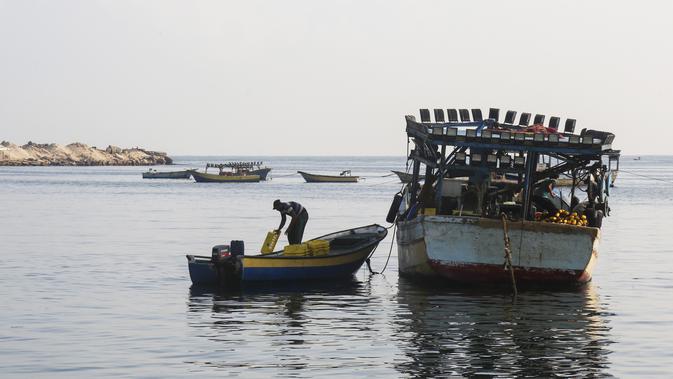 Para nelayan pergi menangkap ikan di sebuah pelabuhan Gaza City, 13 Agustus 2020. Otoritas Israel pada 12 Agustus 2020 waktu setempat mengumumkan larangan pengiriman bahan bakar ke Gaza dan mempersempit zona penangkapan ikan nelayan Gaza dari 15 menjadi delapan mil laut. (Xinhua/Rizek Abdeljawad)