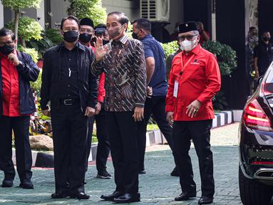 Presiden Joko Widodo atau Jokowi (kedua kanan) melambaikan tangan saat tiba untuk menghadiri rapat kerja nasional (Rakernas) II PDIP di Jakarta, Selasa (21/6/2022). Rakernas PDIP kali ini mengusung tema 'Desa Kuat, Indonesia Maju dan Berdaulat'. (Liputan6.com/Faizal Fanani)
