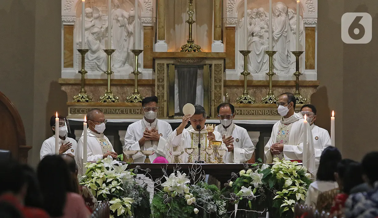 Suasana Malam Misa Natal di Gereja Katedral Santo Petrus Bandung, Jawa Barat, Kamis (24/12/2020). Gereja Katedral Santo Petrus pada perayaan Natal tahun ini tidak menghias gereja dengan pohon Natal. (Liputan6.com/Herman Zakharia)