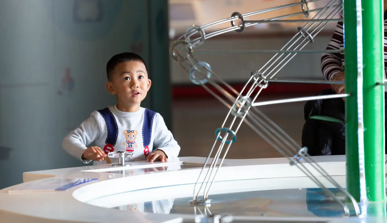 Seorang anak mencoba sebuah alat peraga sirkulasi air di Museum Ilmu Pengetahuan dan Teknologi Nanjing saat Pekan Ilmu Pengetahuan dan Perdamaian Internasional di Nanjing, Provinsi Jiangsu, China timur (11/11/2020). (Xinhua/Zhang Meng)