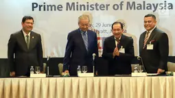 PM Malaysia, Mahathir Mohamad (kedua kiri) dan Ketua IMBC Tanri Abeng (kedua kanan) saat melakukan pertemuan di Hotel Grand Hyatt Jakarta, Jumat (29/06). Pertemuan berlangsung tertutup bagi awak media. (Liputan6.com/HO/Ismail)