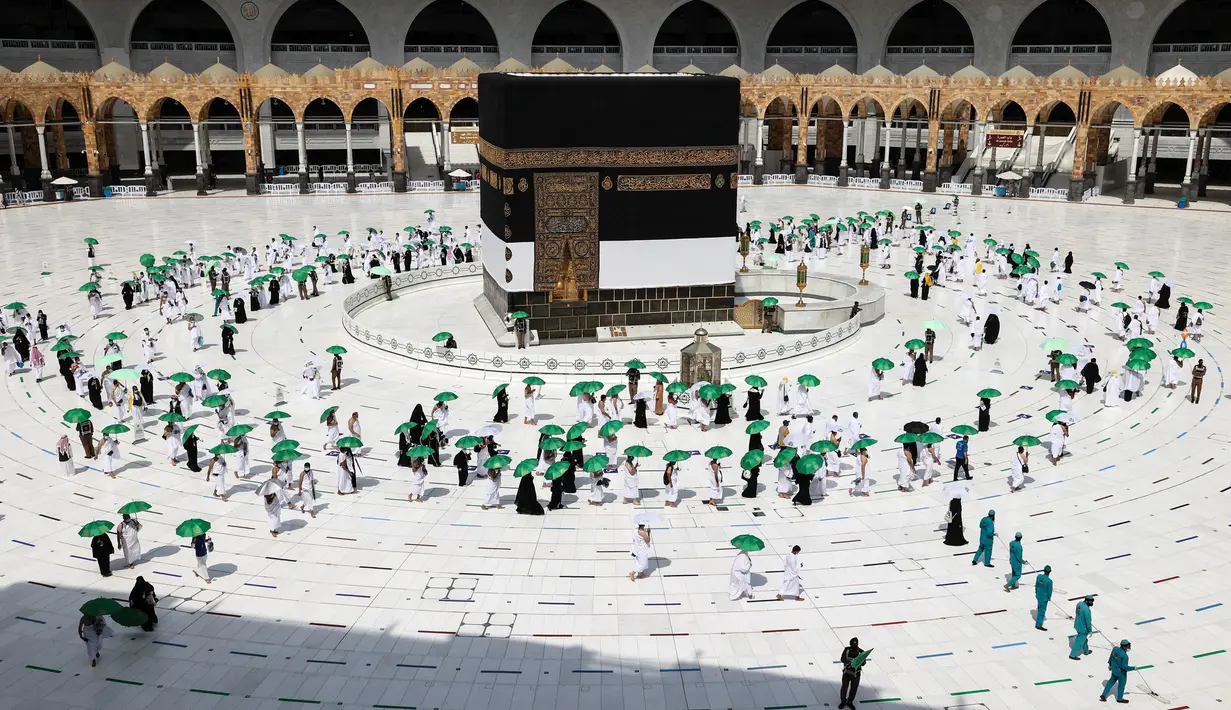 Jemaah mengelilingi Kabah pada awal musim haji di Masjidil Haram, Mekkah, Arab Saudi, Sabtu (17/7/2021). Jemaah haji 2021 sudah memulai rangkaian ibadah. (FAYEZ NURELDINE/AFP)