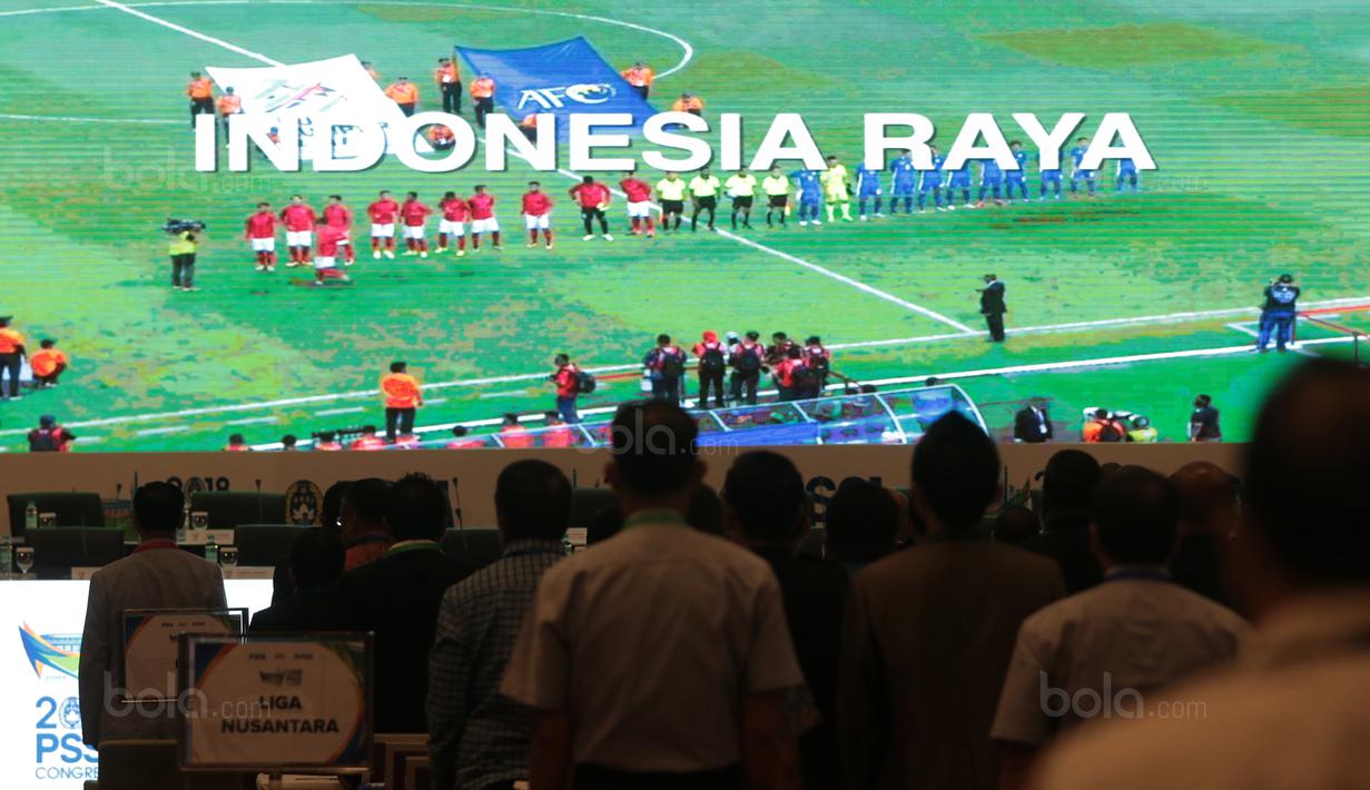 Peserta Kongres Tahunan PSSI 2018 menyanyikan lagu Indonesia Raya di ICE BSD, Tangerang (13/1/2018). Salah satu agenda Kongres PSSI 2018 adalah revisi Statuta. (Bola.com/Nicklas Hanoatubun)
