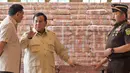 Presiden Prabowo Subianto (tengah) berbicara dengan Jaksa Agung Sanitiar Burhanuddin (kanan) dan Menteri Pertahanan Indonesia Sjafrie Sjamsoeddin di samping tumpukan uang kertas rupiah Indonesia senilai 800 juta USD di gedung Kejaksaan Agung Republik Indonesia, Jakarta, Senin 20 Oktober 2025. (BAY ISMOYO/AFP)
