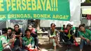 Beberapa suporter klub Persebaya duduk duduk di kawasan GOR Padjajaran, Bandung, Sabtu (7/1). Seiring pelaksanaan kongres PSSI 2017, pendukung Persebaya Surabaya berkumpul di kawasan GOR Padjajaran, Bandung. (Liputan6.com/Helmi Fithriansyah)