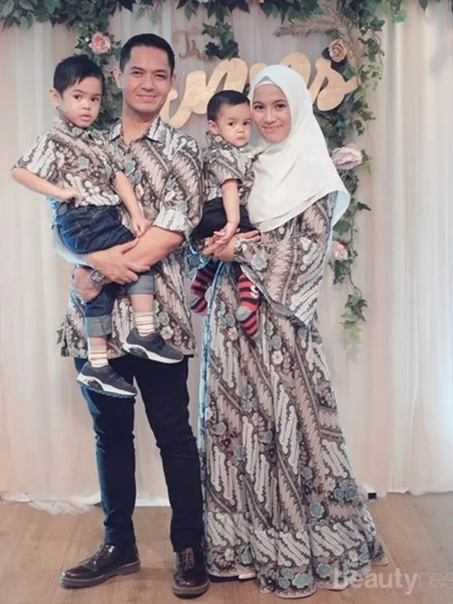 Inspirasi Model Gamis Batik ala Artis