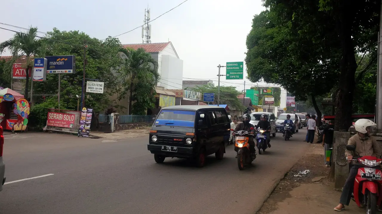 Demonstrasi Sopir Angkutan Bikin Lalu Lintas di Jaksel Lengang