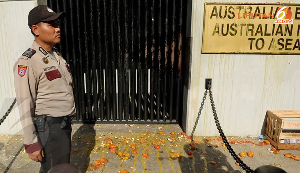 Pintu gerbang Kedubes Australia di Jakarta dipenuhi sisa lemparan telur dan tomat busuk (Liputan6.com/Helmi Fithriansyah)