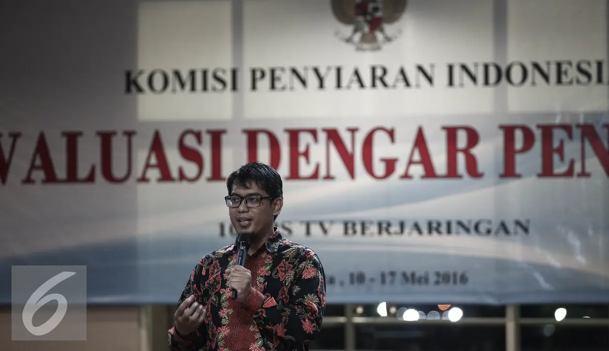 Ketua KPID DKI, Adil Quarta Anggoro memberikan sambutan di acara penutupan Evalusi Dengar Pendapat (EDP) di kantor KPID, Jakarta, Selasa (17/5). Ke depannya Stasiun televisi akan menambah konten lokal dalam setiap tayangannya. (Liputan6.com/Faizal Fanani)